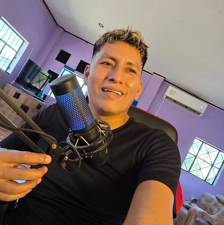 ElCharaPa sonriendo frente a su micrófono en su cuarto